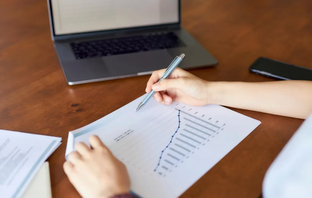 taking notes on growth charts for operational efficiency